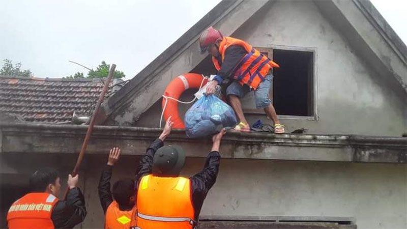 Căng mình giúp địa phương sơ tán dân đến nơi an toàn